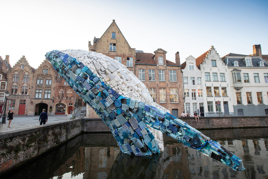Belgické Bruggy nově zdobí socha velryby vyrobená z plastového odpadu