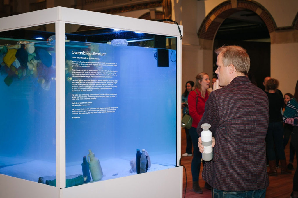 Takto vypadají naše oceány. Amsterdamské muzeum představilo unikátní exponát varující před plastovým odpadem