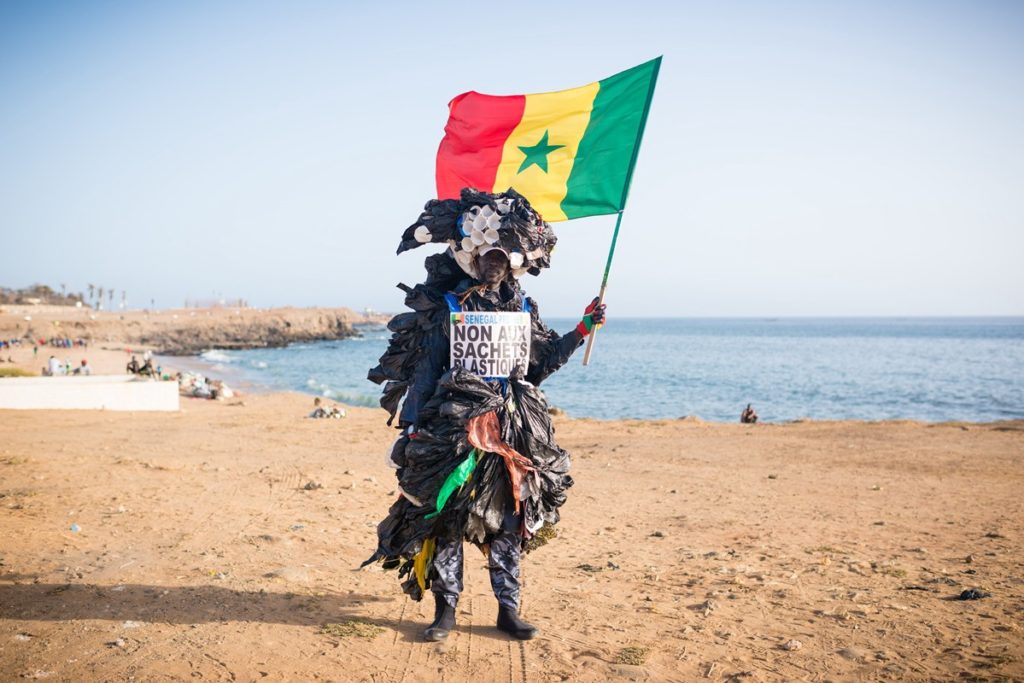 Plastic-man: Senegalský superhrdina, který bojuje proti plastovému odpadu