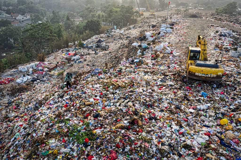 Nová vědecká studie tvrdí, že nás za 20 let zavalí více než miliarda tun plastů