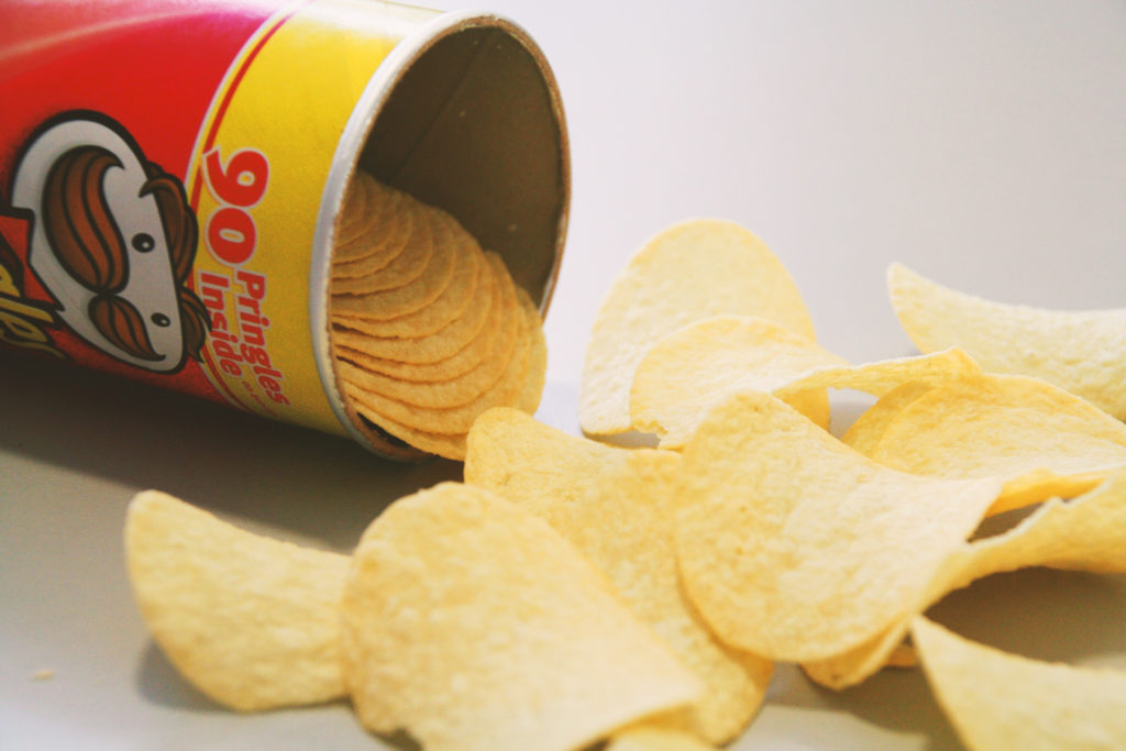 Obal legendárních Pringles je noční můrou recyklace. Teď by se však měl změnit
