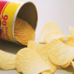 Obal legendárních Pringles je noční můrou recyklace. Teď by se však měl změnit