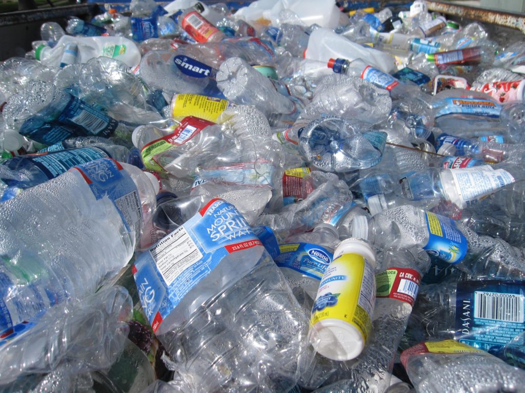 Největší spotřeba, největší vývoz. Recyklace plastů ve Spojených státech pod drobnohledem vědců