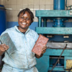 Keňská podnikatelka mění plastový odpad na cihly, které jsou sedmkrát pevnější než beton 
