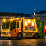 Pražské ulice poprvé brázdí vánoční popelářský vůz
