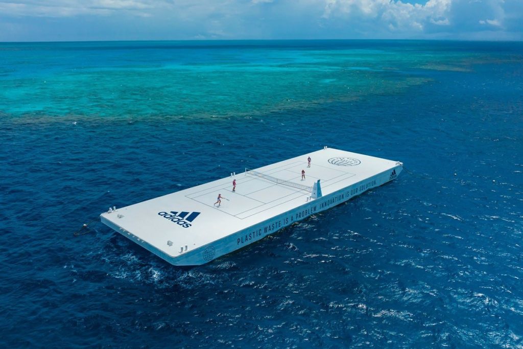 U Velkého bariérového útesu se objevil tenisový kurt z plastového odpadu. Adidas tím upozorňuje na znečištění planety