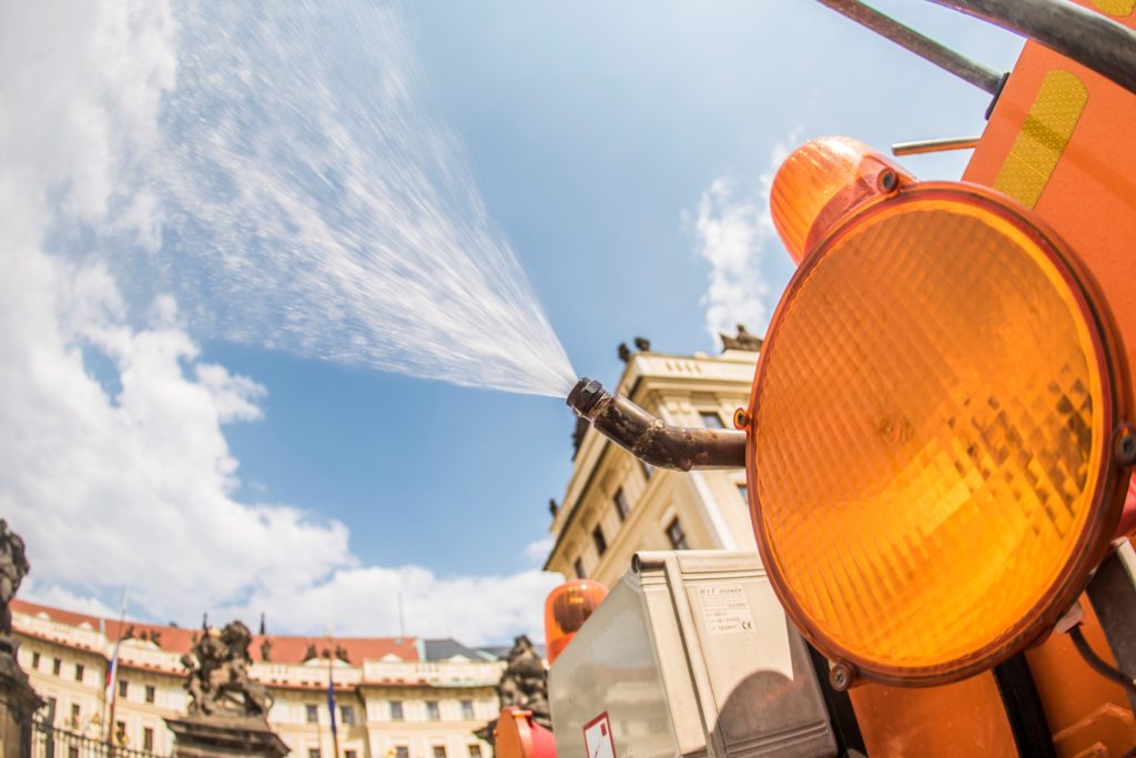 Pražské služby pomáhají zmírňovat vedra v metropoli kropením a mlžením