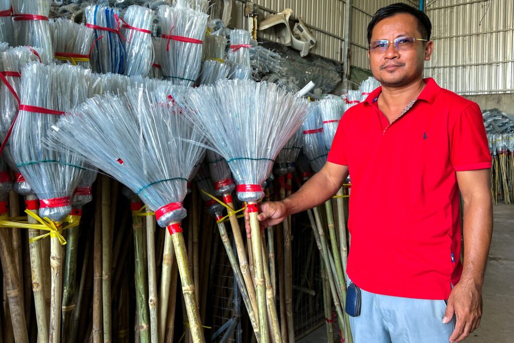 Košťata z použitých „petek“? V Kambodži přišli na zajímavý způsob, jak nakládat s plastovým odpadem