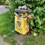 Bezohledné chování v parcích! Lidé zbytečně přeplňují koše a dělají nepořádek kolem